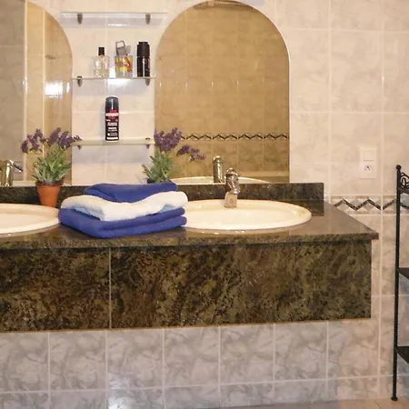 3 Bedroom Cozy In Quarante