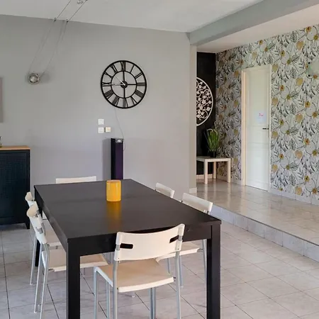 3 Bedroom Cozy In Quarante