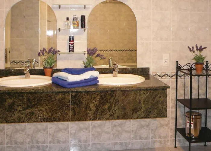 3 Bedroom Cozy In Quarante